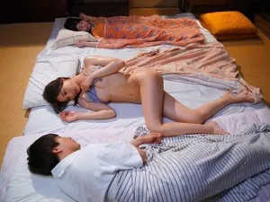Anh thanh niên ngây ngô và cô bạn gái bán hoa ở quán rượu đầy kinh nghiệm