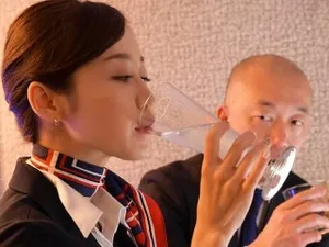 Vụng trộm với cấp dưới ngay bên cạnh chồng