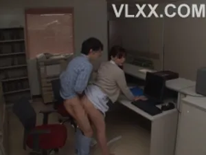 đưa hồ sơ cho cấp trên giúp gã chồng, cô vợ bị chuốc thuốc kích dục