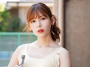 Bố dượng không còn kiềm được trước em gái nhỏ trong bộ đồng phục bị ướt mưa