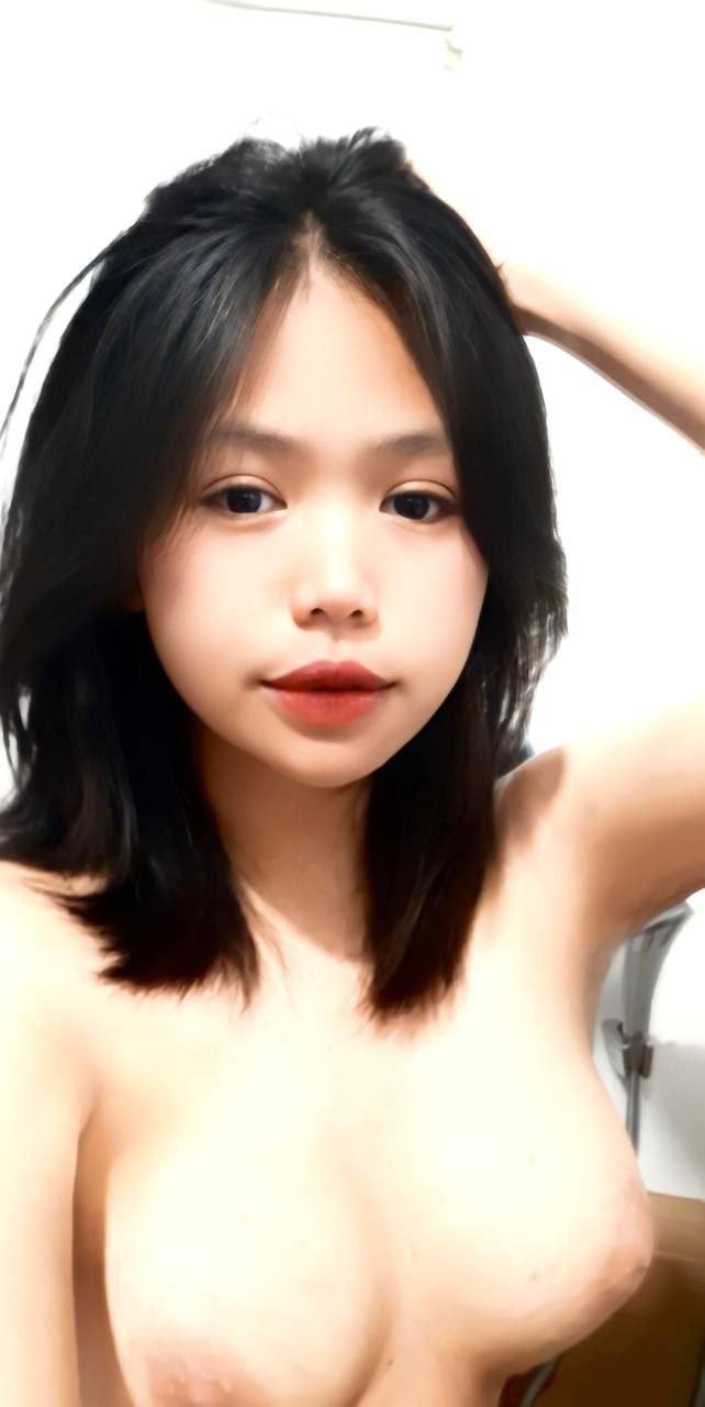 XXXMAS - Chồng tôi liếm lồn tôi vào ngày Giáng sinh rồi quan hệ với tôi và xuất tinh lên quần áo tôi