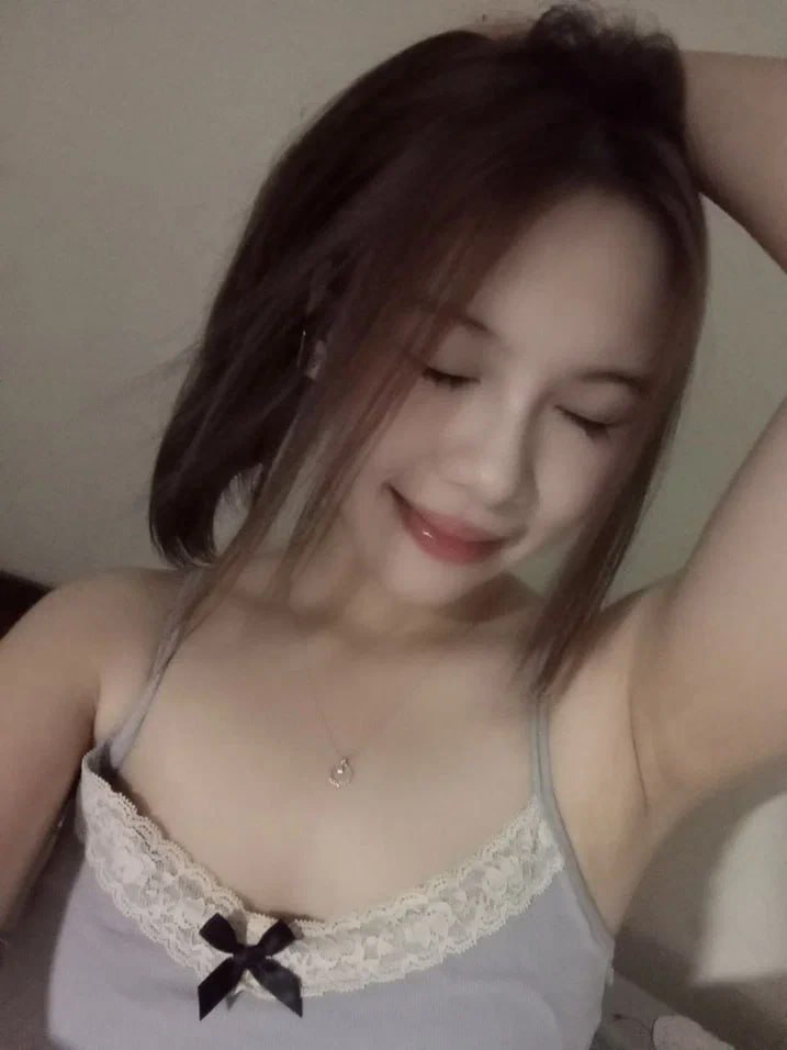 Hẹn hò tại khách sạn với một người đẹp gợi cảm, mặc đồ hầu gái có vòng ba to béo, chiếc lưỡi mềm mại liếm dương vật và đưa sâu vào âm hộ...