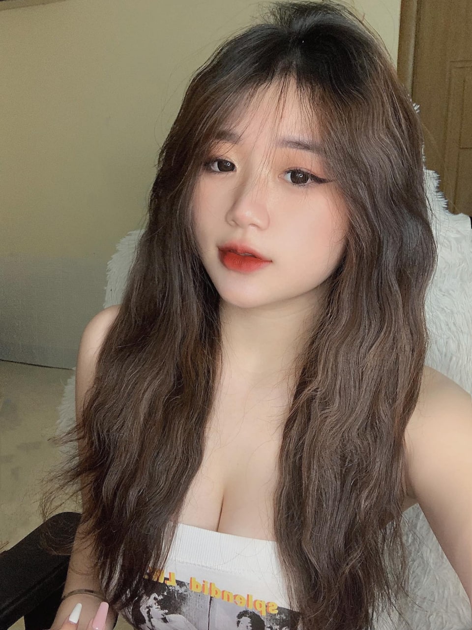 Hai cô gái gợi cảm mặc đồ trắng quan hệ tay ba, đi tất lụa đen và quan hệ bằng miệng trước khi cưỡi ngựa và bị quan hệ mạnh bạo...